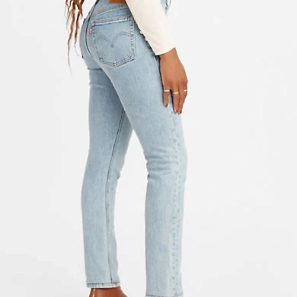 NWT Levi’s 501 Skinny Women’s Button Fly Jeans - Light Wash - Picture 2 of 3